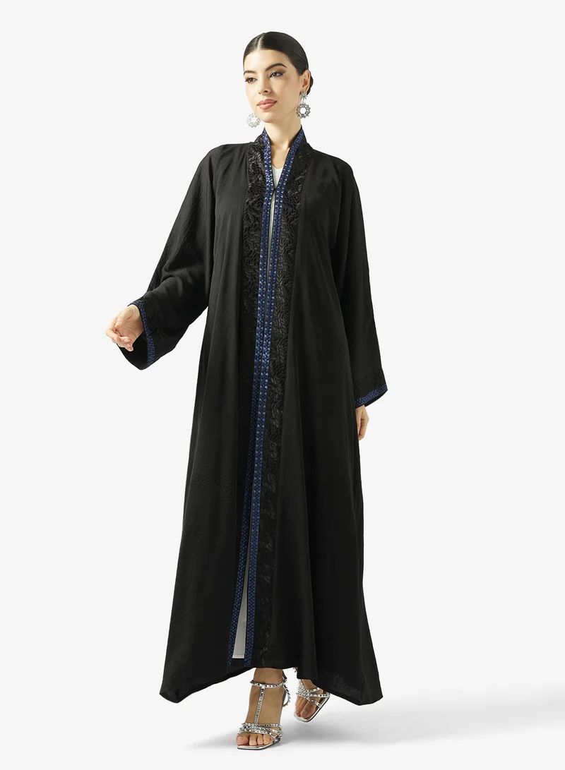 هيا كلوزيت عباية مطرزة باللون الأسود مع شيلة